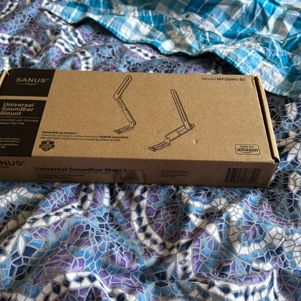 Universal soundbar mount